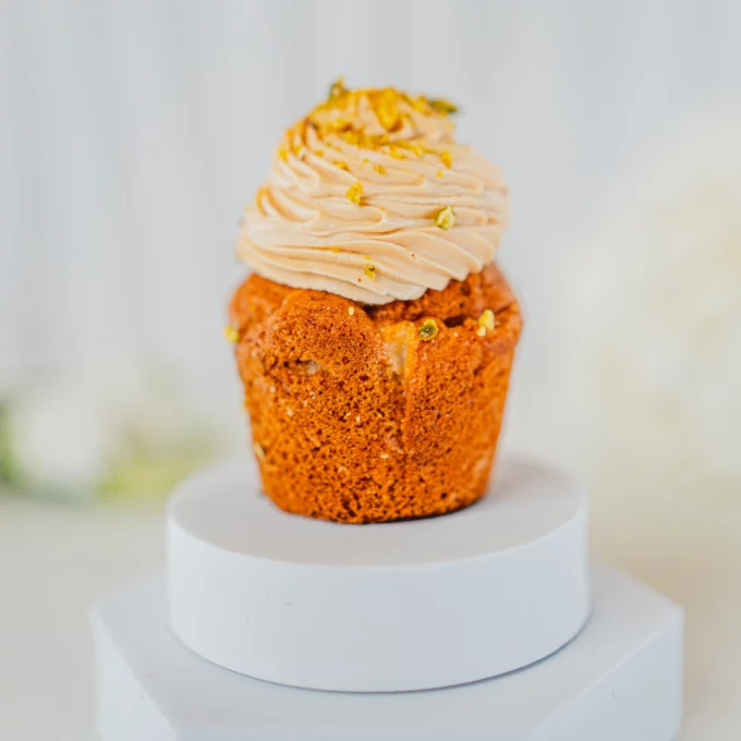 Pistacjowy cupcake z kremem waniliowym i chrupiącą posypką orzechową