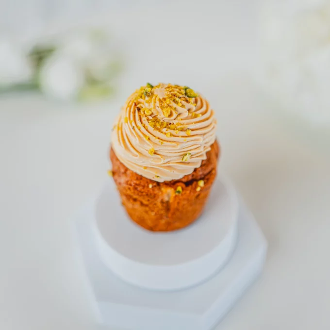 Pistacjowy cupcake z kremem waniliowym i posypką orzechową – deser premium