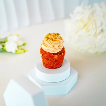 Elegancki cupcake pistacjowy z aksamitnym kremem i złocistą posypką – deser, który smakuje tak dobrze, jak wygląda
