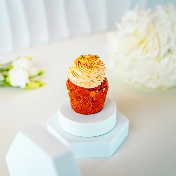 Elegancki cupcake pistacjowy z aksamitnym kremem i złocistą posypką – deser, który smakuje tak dobrze, jak wygląda
