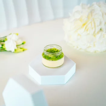 Deser panna cotta w słoiczku z musem kiwi na wierzchu