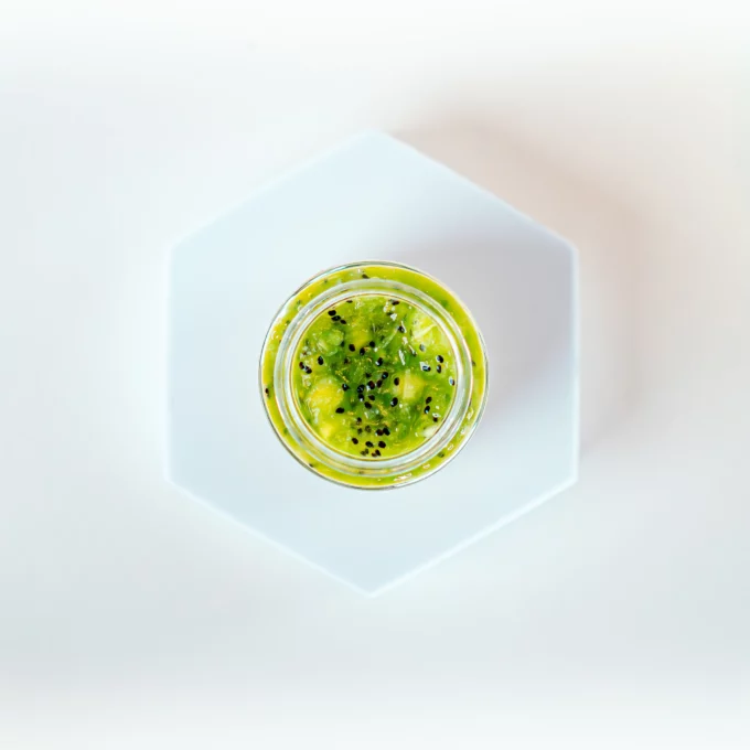 Deser panna cotta z musem kiwi widok z góry w słoiczku