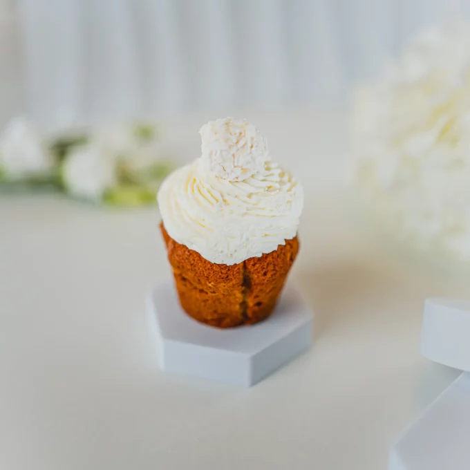 Cupcake kokosowy z kremem śmietankowym i pralinką Rafaello – delikatny deser w bieli