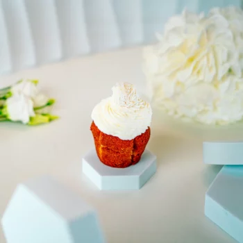 Kokosowy cupcake z puszystym białym kremem i pralinką Rafaello na szczycie